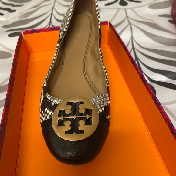 Beautiful size 7 Tory Burch flats 🥿 only worn once - Picture 2 of 2